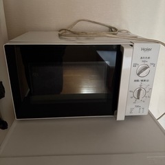 冷蔵庫、電子レンジ、机の画像