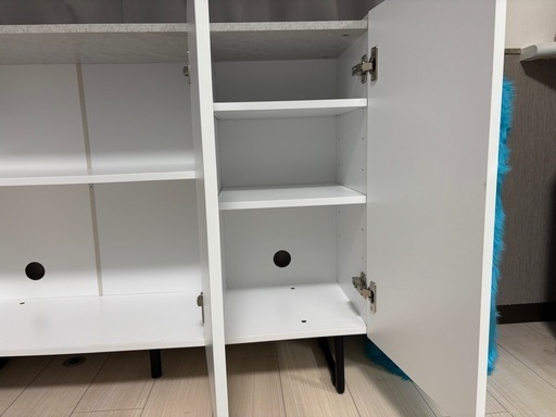 白い収納棚