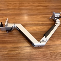 エルゴトロンのモニターアームの画像