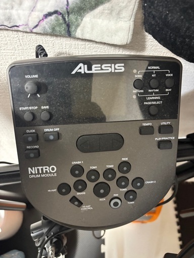 アレシス  Alesis 電子ドラム Nitro Mesh Kit スティック、アンプ付き フルセット
