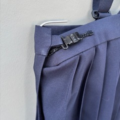 サスペンダー付きプリーツスカートの画像