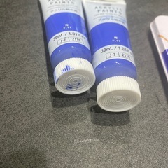 色鉛筆と絵の具の画像