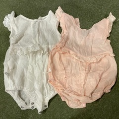 夏用の可愛い半袖ロンパース4枚セットです！ 双子が3カ月くらいの時に来ていました。 目立った汚れはありませんが、中古品であることをご理解ください。  袖丈···半袖 サイズ···70-80cmの画像