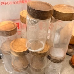 ガラス製の調味料保存瓶の画像