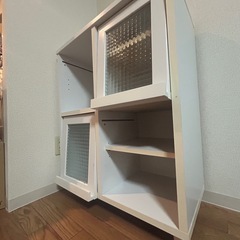 扉・脚付き　本棚の画像