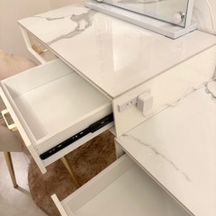 3/30まで!ドレッサー　大理石　女優ミラー　椅子　ラグつきの画像
