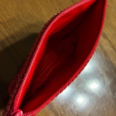 真っ赤なメッシュのポーチの画像