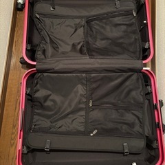 スーツケース【鍵なし、タイヤ一部割れあり】の画像