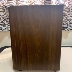 ご視聴ありがとうございます、ONKYO D-062A スピーカーに、なります、本体少し傷が有ります、ウーファーは他のスピーカーに付け替えています、もともと付いていたスピーカーは、エッジがボロボロになって、取り替えました、音の方は問題無くいい音出します、オーディオ好きな方いかがでしょうか、宜しくお願いします。の画像