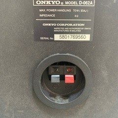 ご視聴ありがとうございます、ONKYO D-062A スピーカーに、なります、本体少し傷が有ります、ウーファーは他のスピーカーに付け替えています、もともと付いていたスピーカーは、エッジがボロボロになって、取り替えました、音の方は問題無くいい音出します、オーディオ好きな方いかがでしょうか、宜しくお願いします。の画像