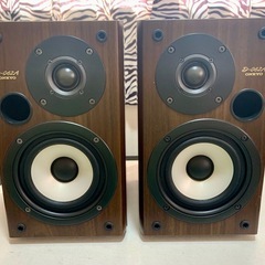ご視聴ありがとうございます、ONKYO D-062A スピーカーに、なります、本体少し傷が有ります、ウーファーは他のスピーカーに付け替えています、もともと付いていたスピーカーは、エッジがボロボロになって、取り替えました、音の方は問題無くいい音出します、オーディオ好きな方いかがでしょうか、宜しくお願いします。の画像