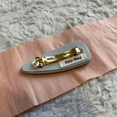 miumiu ヘアピン ヘアクリップ パテントレザー  ミュウミュウの画像