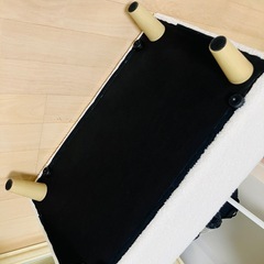　【新品未使用品】オットマン　足置き　イス白　ブークレ　クッションつきの画像
