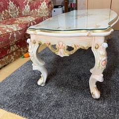 ヨーロッパ調　テーブルの画像