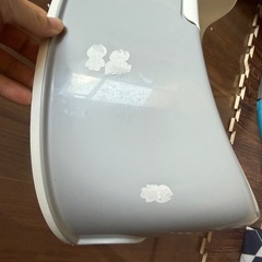 アンパンマンの補助便座とベビービョルンのおまるの画像