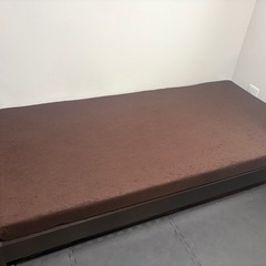 シングルベッドと高反発マットレスの画像