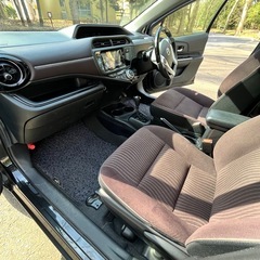 🚗 平成26年 トヨタ アクア G ブラックマイカ 💡低燃費ハイブリッド！通勤・営業・セカンドカーに最適！の画像