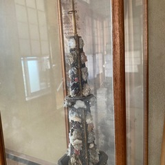 鉱物を装飾したテレビ塔のオブジェの画像