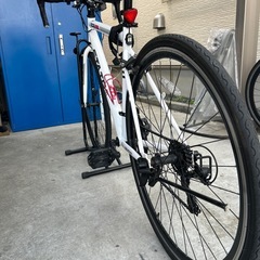 
キズは多少ありますが、新車の様な極美車です。 フラットバーで御乗りいただけるロードバイクです。 この度整理に伴い、出品いたしました。 通勤、通学、街乗りなど日常で使っていただけると思います。の画像