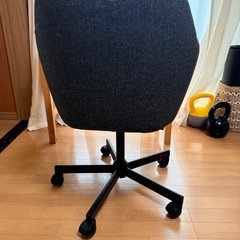 IKEA トッスベルグ TOSSBERG MALSKÄR グレー 人気のチェアの画像