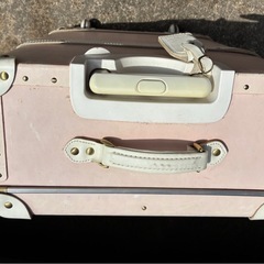 ★ピンクの合成皮革・キャリーケース★の画像