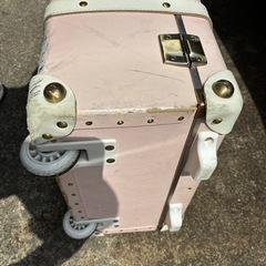 ★ピンクの合成皮革・キャリーケース★の画像