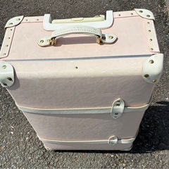 ★ピンクの合成皮革・キャリーケース★の画像