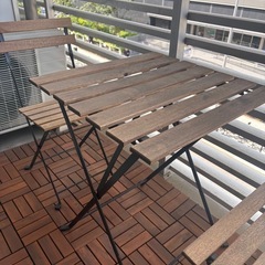 ベランダの机と椅子の画像