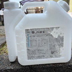 混合ガソリンを作る容器と2サイクルオイルの画像