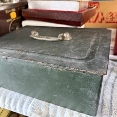 昭和時代のレトロな手提げ金庫（キャッシュボックス）の画像