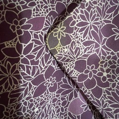 紫色の花柄模様の着物の画像