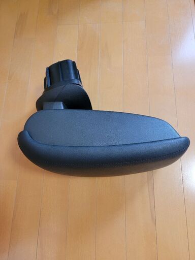 UK日産純正品 アームレスト 日産ジュークニスモで使用。