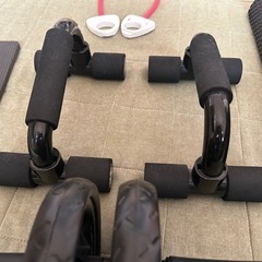 【まとめ売り】家トレセット3点 腹筋ローラー プッシュアップバー付
の画像