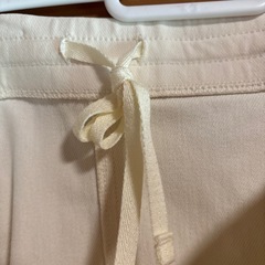 UNIQLOオフホワイトロングスカートの画像