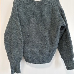 アーバンリサーチのセーターと白い長袖の画像