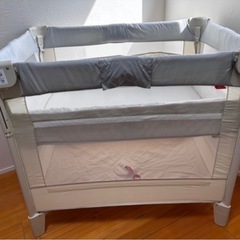 【値下げ交渉可】Apricaベビーベッド👶🏻🛏️+敷布団セット【美品】 （ココネルエアー ホワイトグレー＋Aprica Goodreve ベビー敷布団) 持ち運び袋ありの画像