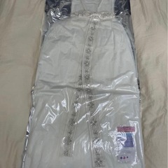 ウェディングドレスとタキシードの画像