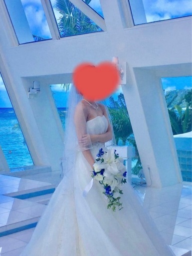 ウェディングドレスとタキシード