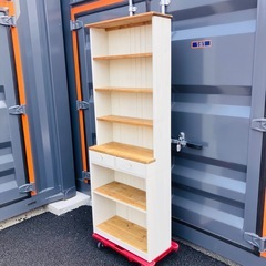 早い者勝ち　ペンキにて塗装してある棚の画像