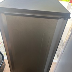 ブラック冷蔵庫 下部冷凍庫付き2020年製の画像