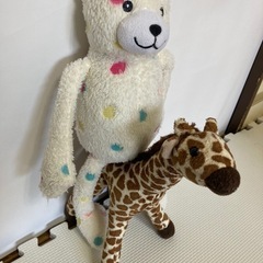 キリンとくまのぬいぐるみの画像