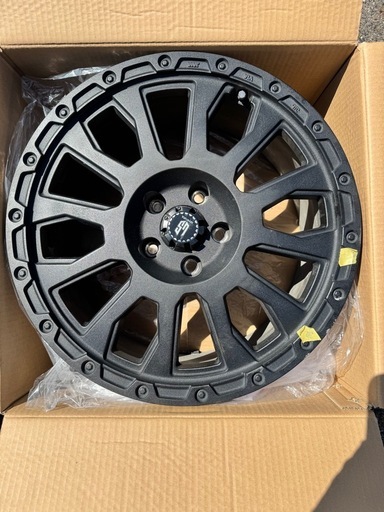 アヴェンチュラ AVENTURA        　　阿部商会　18インチ 8J PCD114.3 中古1本　リンクルブラック