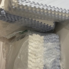 タンスのゲン ジョイントマット 12畳用 96枚 ノンホルムアルデヒド 抗菌 防臭 防音 サイドパーツ付き 赤ちゃんの画像