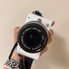 急募3/29【値下げ】【動作OK】OLYMPUS ミラーレス一眼カメラ レンズ付 充電器・バッテリー・SDアダプターセット の画像