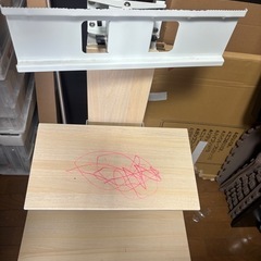 32インチテレビとテレビ台の画像