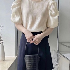 アイボリー パフスリーブ ブラウス 半袖の画像