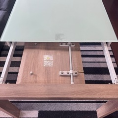 ダイニングテーブルの画像