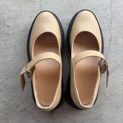 ベージュ　厚底　靴　女の子の画像