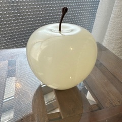 ガラス製リンゴ型ペーパーウェイト2個セットの画像