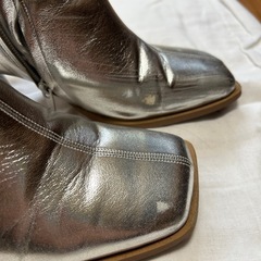 パブリックトウキョウ　アシメスクエアショートブーツ　シルバーの画像